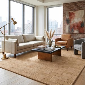 Peut inclure: Un grand tapis rectangulaire avec un motif g&eacute;om&eacute;trique textur&eacute; en forme de briques de couleur beige. Le tapis est plac&eacute; sur un plancher en bois clair dans une pi&egrave;ce comprenant un canap&eacute; beige, un fauteuil en cuir marron et une table basse.