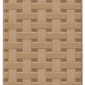 Peut inclure: Un tapis rectangulaire pr&eacute;sentant un motif tress&eacute; en deux nuances de beige et de brun clair. Le design se compose de bandes horizontales et verticales entrelac&eacute;es qui cr&eacute;ent une apparence textur&eacute;e en forme de grille sur toute la surface.