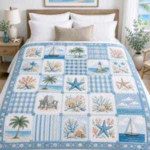 Puede incluir: Una colcha de retazos con temática costera en cuadrados azules y blancos. El diseño incluye ilustraciones de veleros, palmeras, faros, estrellas de mar, conchas, corales y sillas Adirondack, intercaladas con patrones de cuadros y rayas azules.