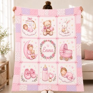 Puede incluir: Una manta de bebé acolchada con una cuadrícula de nueve cuadrados con patrones en rosa y lavanda. Las ilustraciones incluyen un bebé durmiendo, un oso de peluche, un conejo, una luna creciente, un cochecito, patucos, un biberón y el nombre Emma.