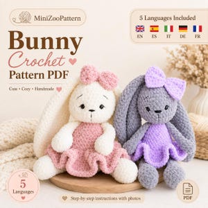 Puede incluir: Un patrón de ganchillo en PDF digital para dos conejos de peluche. Un conejo es crema con vestido y lazo rosa, el otro es gris con vestido y lazo morado. El texto incluye MiniZooPattern, Bunny Crochet Pattern PDF y 5 Languages Included.