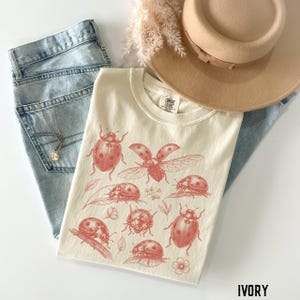 Nyckelpiga insekt T-shirt, nyckelpiga insekt T-shirt, botanisk insekt T-shirt, entomologi naturälskare gåva, bekväma färger