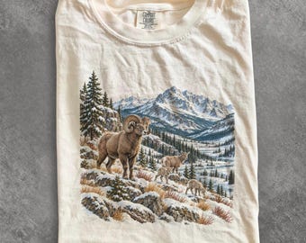 Maglietta invernale anni '90 con pecora bighorn, maglione vintage con ariete, maglietta per la famiglia con pecora bighorn innevata, felpa regalo a tema natura selvaggia e montagna.
