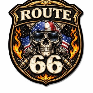Op de afbeelding: Een Route 66-thema-embleem met een schedel met een helm met een Amerikaans vlagontwerp en een zonnebril. Het embleem heeft de tekst "ROUTE 66" en het nummer "66". Vlammen en motorfietsonderdelen zijn ook inbegrepen.