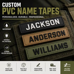 Puede incluir: Tres cintas de nombre rectangulares de PVC con respaldo de velcro. La cinta superior es negra con texto blanco JACKSON, la del medio es color canela con texto negro ANDERSON y la inferior es verde oliva con texto negro WILLIAMS.