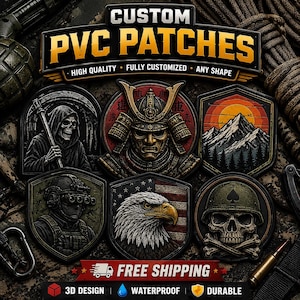 Op de afbeelding: Een verzameling op maat gemaakte PVC-patches met diverse ontwerpen, waaronder een zeisdrager, samoerai, berglandschap, soldaat, adelaar en schedel. De patches zijn in verschillende vormen en kleuren, met de tekst "CUSTOM PVC PATCHES".