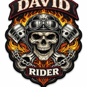 Può includere: Toppa a tema motociclistico con un teschio con casco e occhiali, con pistoni su entrambi i lati. Le parole "DAVID" e "RIDER" sono visualizzate in banner. Fiamme e una catena completano il design.