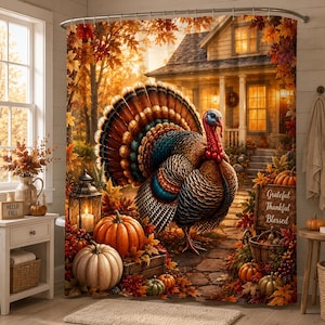 Puede incluir: Una cortina de ducha con un pavo sobre un camino de piedra frente a una casa. La escena incluye calabazas naranjas, un farol encendido y follaje otoñal. Un letrero de madera muestra el texto Grateful, Thankful, Blessed en letra blanca.