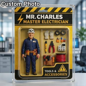Puede incluir: Una figura de acción de Mr. Charles Master Electrician en un blíster de plástico transparente. La figura lleva un casco blanco y un uniforme de trabajo azul con cinturón de herramientas. Incluye guantes, alicates, cables y componentes.