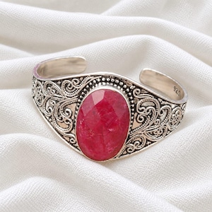 Pulsera tipo brazalete de rubí natural en bruto, brazalete de filigrana de plata de ley 925, joyería llamativa con piedra preciosa roja, regalo vintage bohemio de brazalete abierto para ella.