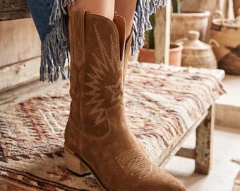 Botas vaqueras de ante marrón para mujer, estilo bohemio, con bordado de estrella, hasta la pantorrilla, tacón de bloque de 4 cm, estilo Y2K, forradas en piel sintética, ideales para festivales de otoño.