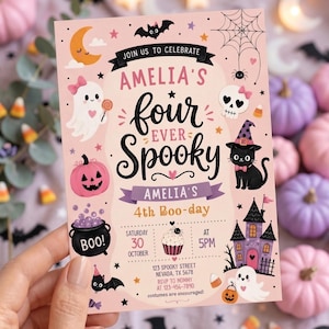 Può includere: Un invito rettangolare color rosa chiaro con illustrazioni a tema Halloween che includono un fantasma, un gatto nero con cappello da strega, una casa stregata, un calderone e zucche. Il testo recita: JOIN US TO CELEBRATE AMELIA'S four EVER Spooky.
