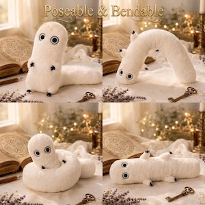 Puede incluir: Cuatro im&aacute;genes de un juguete de criatura blanco, de felpa, posable y flexible, con grandes ojos negros y peque&ntilde;os pies negros. El texto "Poseable & Bendable" est&aacute; en la parte superior de la imagen. El juguete se muestra en diferentes posiciones.