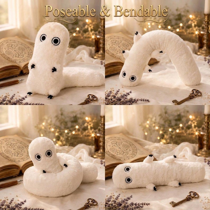 Puede incluir: Cuatro im&aacute;genes de un juguete de criatura blanco, de felpa, posable y flexible, con grandes ojos negros y peque&ntilde;os pies negros. El texto "Poseable & Bendable" est&aacute; en la parte superior de la imagen. El juguete se muestra en diferentes posiciones.