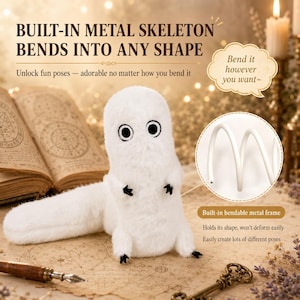 Puede incluir: Un peluche blanco con un esqueleto de metal incorporado que se dobla en cualquier forma. El juguete tiene ojos negros y peque&ntilde;os pies negros. El texto en la imagen dice "Esqueleto de metal incorporado se dobla en cualquier forma".