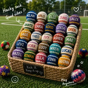 Puede incluir: Una colección de coloridos sacos hacky personalizados en una cesta de mimbre, cada uno con un nombre bordado. La imagen incluye el texto "Hacky sack. Good vibes" y "Kick it. Keep it up."