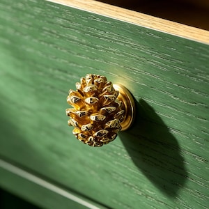Tirador de armario de latón macizo hecho a mano con forma de piña, tirador de cajón inspirado en la naturaleza, tirador de puerta de latón creativo, decoración rústica para el hogar.