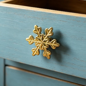 Handmade Solid Brass Snowflake Cabinet Drawer Pulls – Rustic Winter Kitchen, Wardrobe, Shoe & Bar Cabinet Handles