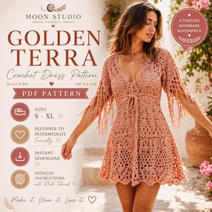 Puede incluir: Un vestido de ganchillo color melocotón con escote en V, mangas cortas con flecos y cintura con lazo. El texto incluye MOON STUDIO, GOLDEN TERRA Crochet Dress Pattern, PDF PATTERN, SIZES S-XL, BEGINNER TO INTERMEDIATE Friendly, INSTANT DOWNLOAD y DETAILED INSTRUCTIONS.