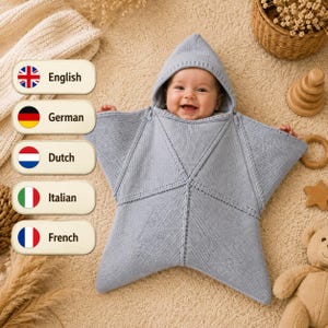 Könnte beinhalten: Eine hellblaue, gestrickte Baby-Wickeldecke in Form eines fünfzackigen Sterns mit integrierter Kapuze. Das Kleidungsstück weist ein strukturiertes Strickmuster mit sichtbaren Nähten auf, die von der Mitte aus nach außen verlaufen.