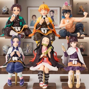 Könnte beinhalten: Eine Sammlung von sechs Anime-Charakterfiguren. Jede Figur sitzt und hält einen Gegenstand, wie Reisbällchen oder Bambus. Die Figuren weisen lebendige Farben und detaillierte Designs mit einer Vielzahl von Outfits und Frisuren auf.