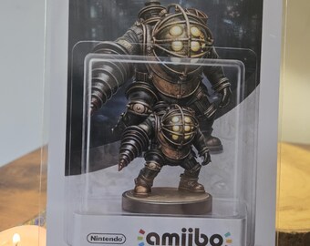 Oryginalny wydruk fotograficzny Bioshock „Big Daddy Action Figure Art” o wymiarach 15,5 x 10,5 cm – w zestawie folia ochronna