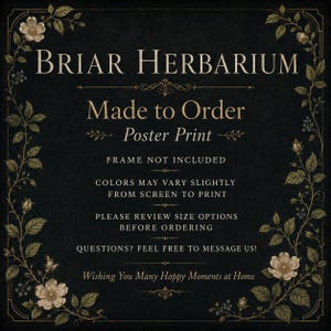 Op de afbeelding: Een zwarte posterprint getiteld BRIAR HERBARIUM met gouden tekst en een bloemenrand. De tekst luidt: Made to Order, Poster Print, FRAME NOT INCLUDED, COLORS MAY VARY SLIGHTLY FROM SCREEN TO PRINT, PLEASE REVIEW SIZE OPTIONS, QUESTIONS? FEEL FREE TO MESSAGE US!, Wishing You Many Happy Moments at Home.