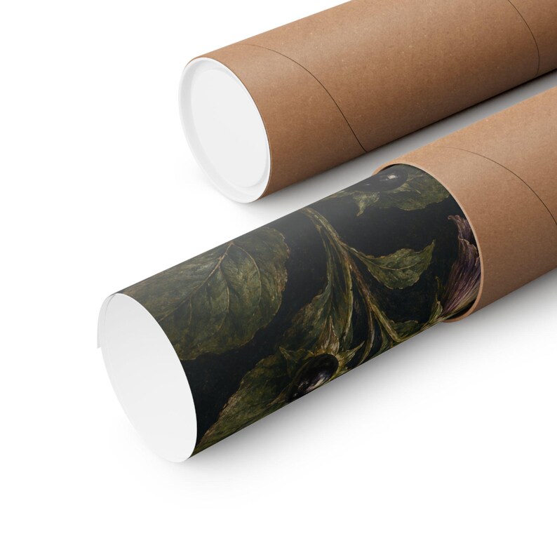 Op de afbeelding: Een cilindrische bruine kartonnen verzendkoker met witte eindkappen, die gedeeltelijk een opgerolde print bevat met een donkere botanische illustratie van groene bladeren en dieppaarse bloemen tegen een zwarte achtergrond.
