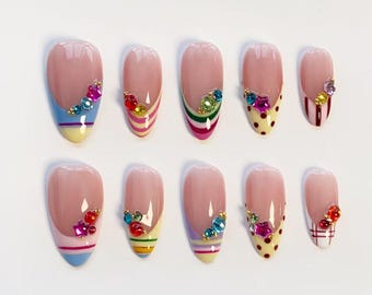 Unghie finte con strass e gemme/Unghie lunghe a mandorla/Unghie colorate con french manicure/Unghie a righe e pois/Unghie per feste in stile kawaii/Unghie arcobaleno Y2K