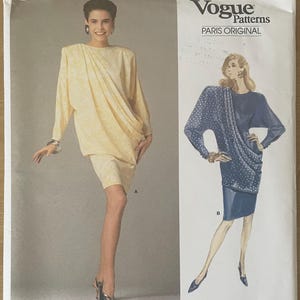 Könnte beinhalten: Ein Vogue Patterns Schnittmuster mit Designs von Emanuel Ungaro. Das Cover zeigt Illustrationen von zwei Frauen in Kleidern. Das Muster ist mit "Paris Original" gekennzeichnet und enthält den Text "EASY / FACILE" und "PATTERN/PATRON 2024".