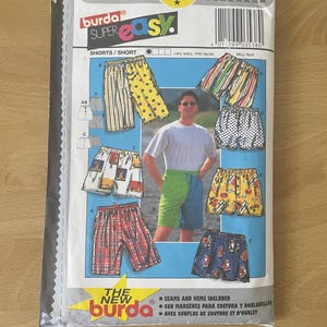 Peut inclure: Un patron de couture Burda Super Easy pour shorts. L'emballage présente des illustrations de différents modèles de shorts, notamment à rayures, à fleurs et à motifs. Le texte "SEAMS AND HEMS INCLUDED" est inclus.