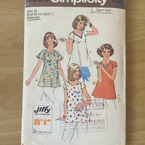 Puede incluir: Un sobre de patrón de costura Simplicity vintage para una blusa de maternidad. El número del patrón es 6990 y la talla es 10, con una medida de busto de 83 cm. El sobre presenta un dibujo de línea de una mujer usando una blusa blanca con escote en V y mangas cortas. El texto "Jiffy easy cut easy sew" está impreso en el sobre.