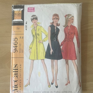 Puede incluir: Patrón de costura vintage McCall's para un vestido de mujer en tres versiones. El patrón es para la talla 14, busto 91 cm. El patrón está impreso en papel blanco con un diseño de vestido amarillo, negro y rojo.