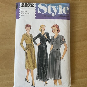 Könnte beinhalten: Ein Schnittmuster für ein Kleid mit drei verschiedenen Stilen. Das Schnittmuster ist für Größe 12 mit einem Brustumfang von 87 cm. Das Schnittmuster heißt "Style" und kostet 2,20 $ in Australien und 1,95 $ in Neuseeland.