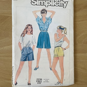 Peut inclure: Patron de couture Simplicity pour shorts pour femmes. Le patron montre trois styles différents de shorts, tous avec une taille haute. Le patron est pour la taille 8 et est étiqueté "Miss".
