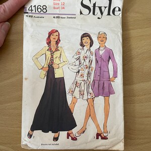 以下が含まれることがあります： 3人の女性が異なる服装をモデルにした写真が載っている、ビンテージの裁縫パターン封筒。パターンの番号は4168、サイズは12、バストサイズは86cm。封筒のテキストには、「ミス サイズ12 バスト86cm スタイル 1.20ドル オーストラリア 1.00ドル ニュージーランド ブラウスは含まれていません」と記載されています。