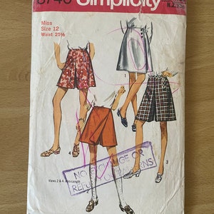 Puede incluir: Un patrón de costura vintage Simplicity para una falda, talla 12, cintura 65 cm. El patrón muestra cuatro vistas diferentes de la falda, incluyendo una falda a cuadros, una falda blanca lisa y dos faldas con un diseño de envoltura. El patrón está etiquetado como "8740 Simplicity".