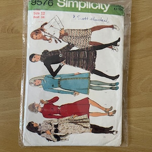 Könnte beinhalten: Ein Vintage-Nähmusterumschlag von Simplicity für ein Kleid mit vier verschiedenen Stilen. Die Musternummer ist 9576 und die Größe ist 12 mit einem Brustumfang von 86 cm. Der Umschlag ist weiß mit schwarzem Text und Illustrationen von Frauen, die die Kleider tragen.