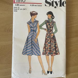 Könnte beinhalten: Ein Vintage-Schnittmuster für ein Kleid, mit zwei Models, die verschiedene Stile tragen. Das Schnittmuster ist für Größe 12, Brustumfang 87 cm, und ist mit "Style" beschriftet, mit dem Preis von 1,80 $ in australischen Dollar und 1,20 $ in neuseeländischen Dollar.