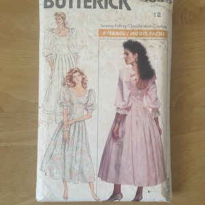 Könnte beinhalten: Ein Vintage-Butterick-Schnittmuster, Größe 12, mit Abbildungen von Kleidern. Der Umschlag ist cremefarben mit Text und Bildern. Die Nähbewertung ist als "Durchschnittlich" angegeben.