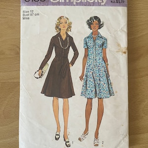 Simplicity 6155 vintage 70s flared dress with front band, button closing, collar, belt and sleeves sewing pattern