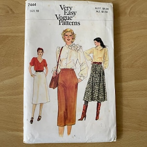 Może przedstawiać: Wzorzec szycia vintage do spódnicy, przedstawiający trzy kobiety w różnych stylach spódnic. Wzorzec jest oznaczony jako "Very Easy Vogue Patterns" i zawiera instrukcje do trzech różnych stylów spódnic. Wzorzec jest w rozmiarze 10.