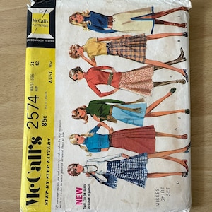 McCall’s 2574 vintage 70s high waisted skirt with optional front slit, pleats and pocket sewing pattern