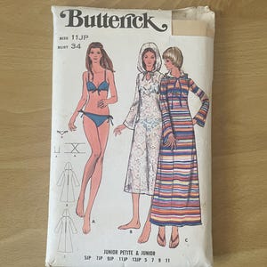 Butterick 6218 vintage 70-tals bikiniset med bh-topp och trosa med knytband plus A-linjeformad baddräkt med klockärmar och sömnadsmönster för huva