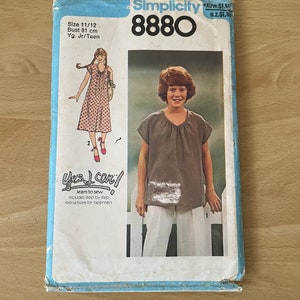 Peut inclure: Patron de couture Simplicity numéro 8880 pour un haut et une robe pour jeune fille ou adolescente. Le patron comprend des instructions étape par étape pour les débutants. Le patron est pour les tailles 11/12 et a un tour de poitrine de 81 cm.