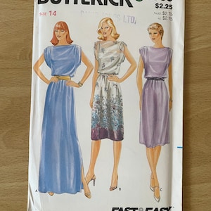 Peut inclure: Un patron de couture pour trois robes, étiqueté Butterick 3790, taille 14. Les robes sont une longue robe bleue, une robe à imprimé floral et une robe lavande. Le patron est étiqueté "Fast & Easy".
