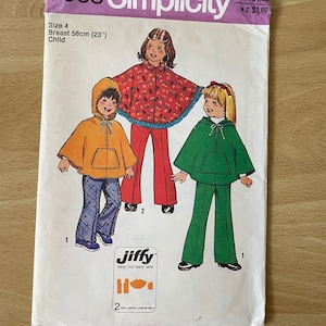 Puede incluir: Patrón de costura Simplicity número 7033 para un poncho infantil. El patrón incluye tres estilos diferentes de ponchos: uno con estampado rojo y blanco, uno con tela amarilla y uno con tela verde. El patrón está etiquetado como "Jiffy easy cut-easy sew" e incluye dos piezas principales del patrón.