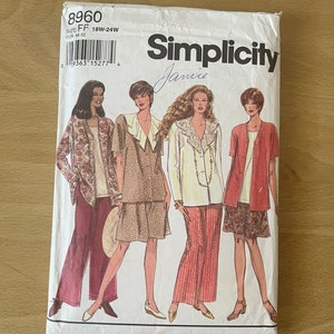 Simplicity 8960 vintage jaren 90 blouse met knoopsluiting en V-hals, optionele trapsgewijze of kanten kraag plus pull-on broek en shorts met elastische taille