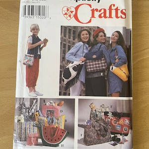 Puede incluir: Un patrón de costura Simplicity Crafts para hacer diferentes tipos de bolsos. El patrón incluye instrucciones para hacer un bolso con forma de sandía, un bolso con estampado de vaca, un bolso con estampado de cuadros y un bolso con estampado floral. El patrón también incluye instrucciones para hacer un bolso pequeño con cierre de cremallera.