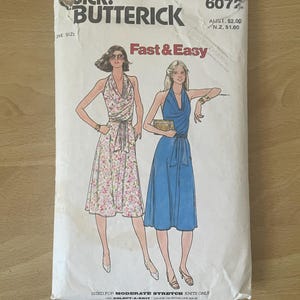 Puede incluir: Sobre de patrón de costura Butterick vintage. El sobre presenta ilustraciones de dos mujeres con vestidos. El texto "JICK! BUTTERICK" y "Fast & Easy" son visibles. El patrón es para tejidos de punto de elasticidad moderada.